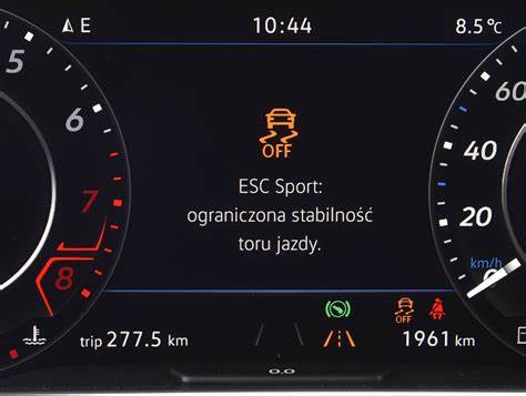 详细探讨2010年现代Hyundai i30车辆中EPS(电子助力转向系统)控制灯持续点亮及助力转向失效的可能原因、故障诊断方法及维修建议,帮助车主精准识别问题、减少驾驶风险及提升用车体验。
