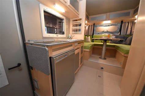 全面解析Bimobil LBX 365在Mercedes‑Benz Sprinter 4x4底盘上的越野能力、冬季适应性、内部空间与技术细节,帮助关注全地形房车的用户评估是否适合长期旅行与探险
