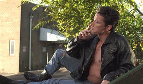 解析亚当·巴兰短片《Jackpot》的故事结构、影像语言与文化意义,探讨90年代预互联网时代的情色媒介如何成为青春成长与自我认同的触发点,以及该片在LGBT影坛与观众中的影响与传播路径。
