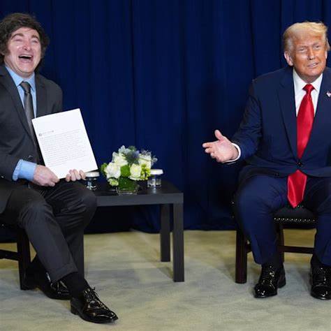 探讨阿根廷政治新星哈维尔·米莱在失去市场支持后的政治转向,分析他为何选择与唐纳德·特朗普结盟,以及这对阿根廷政坛和经济可能产生的影响。
