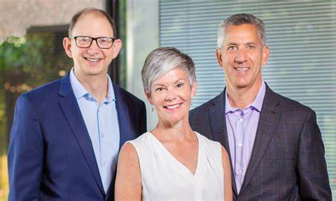 Elevation Point通过对UBS高净值财富管理分拆团队Loxahatchee Capital的注资,推动财富管理行业创新变革,为南佛罗里达地区多代家族客户提供更广泛、多元化的金融服务方案。本文深入分析这次战略投资的背景、团队优势及未来发展趋势,为财富管理领域带来新思考。
