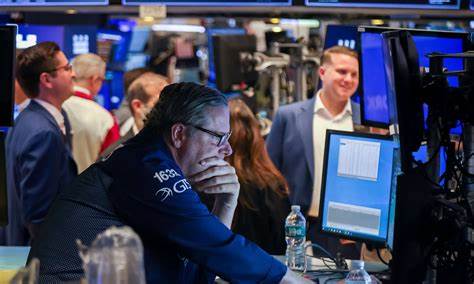 随着全球科技股市表现跃眼,许多投资者开始担心科技泡沫的风险。然而,与上世纪90年代末互联网泡沫不同,本轮科技股的基础更加坚实,增长势头依然强劲,市场仍具备良好的上涨潜力。
