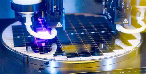 探讨特朗普政府提出强制芯片国产比率政策对英特尔与整个半导体供应链的影响,分析市场反应、技术与产业链挑战、潜在经济与外交后果,并提供投资者与政策制定者应关注的关键问题与应对策略。
