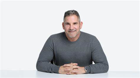 解析Grant Cardone提出的富人思维三大要点,结合案例、风险与可操作策略,帮助读者从心态、资产配置与杠杆运用三方面提升财富管理能力并规避常见误区
