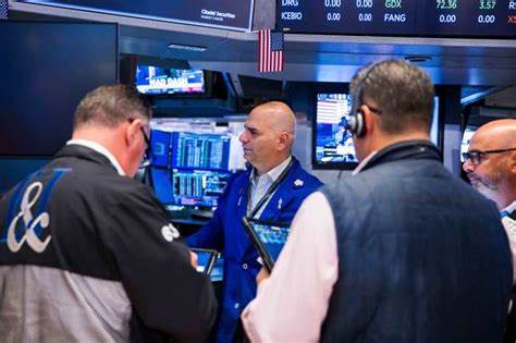 随着经济表现优于预期,投资者对美联储可能实施降息的期望面临挑战。文章深入探讨经济数据向好对美联储货币政策决策的影响及其对金融市场的潜在影响。
