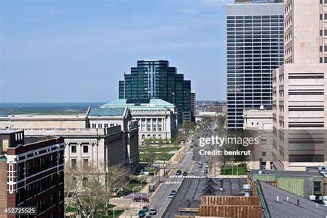 在市场与宏观数据产生分歧之际,消费者从疫情以来一直支撑美股走高,但就业停滞、关税推升物价与消费者信心大幅回落,正在改变市场的根本预期。深入解析当前局势、潜在风险与投资者应关注的关键指标。
