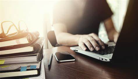 介紹Zagrebačka banka的e-zaba poslovno bankarstvo線上商業銀行平台,說明功能、優勢、技術需求、安全機制、與會計系統整合與行動銀行m-zaba的配合應用,並提供企業實務操作與最佳實踐建議。
