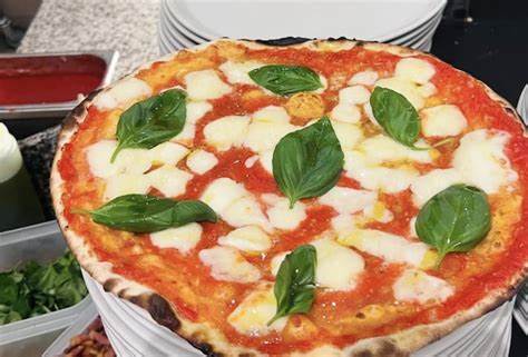 深入罗马披萨文化,解析正统罗马披萨的独特魅力,介绍2025年罗马城内最受欢迎的薄脆披萨店,涵盖传统与创新风味,帮助美食爱好者发现地道而多样的披萨体验。
