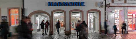 深入了解弗赖堡著名影院Harmonie、Friedrichsbau与Kandelhof的特色与魅力,探寻丰富多样的影片选择和独特的观影氛围,感受德国文化与艺术的交汇。
