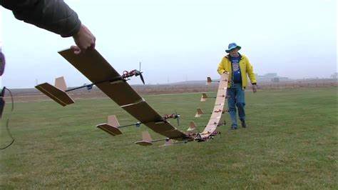 深入解析Ran D St Clair Flex 9 Flight飞翼的卓越设计与性能,揭示其成为"不破之翼"的独特魅力与技术突破。本文将带您了解这款飞翼在航空和极限运动领域的应用价值及未来发展潜力。
