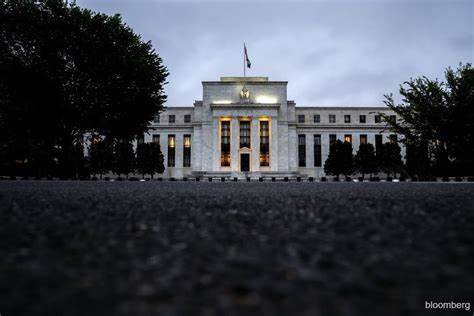 随着全球经济环境的不断变化,美联储的货币政策备受关注。近期经济学家普遍预测美联储将在下周宣布降息,并预计在2025年还将至少实施一次降息措施,以应对经济增长放缓和通胀压力。本文深度解析这一趋势对全球市场和投资者的潜在影响。
