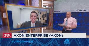 投资专家吉姆·克莱默对Axon企业(NASDAQ:AXON)表达了极大的信心,指出该公司未来股价可能会长期保持强劲上涨势头。Axon作为一家领先的公共安全技术公司,不仅拥有创新的电击枪设备,还提供先进的随身摄像头和数字证据管理软件,正成为投资者关注的焦点。

