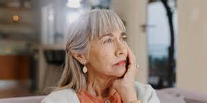 当年老者有认知障碍且发现家庭成员或其伴侣疑似通过信用卡进行经济利用时,可以采取的一系列法律、行政、金融与实际操作步骤,帮助保护资产、追索损失并预防未来的财务滥用。
