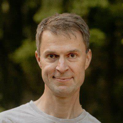 探索获得2025年"年度开发者"称号的丹尼尔·斯滕伯格如何通过其对技术的热情和对开源社区的贡献,塑造了现代软件开发的未来。了解他的职业历程、curl项目的影响力以及他对开发者社区的独特见解。
