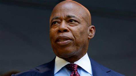 纽约市长艾瑞克·亚当斯因竞选资金短缺和竞选资金委员会拒绝配套资助宣布退出连任,决定重塑了本届市长选战格局,也给纽约作为加密货币友好中心的未来带来不确定性。本文梳理事件经过、背后原因与对加密产业和纽约政治生态的潜在影响。
