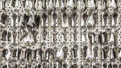 详尽介绍钥匙的历史起源、常见机械钥匙类型及其应用领域,结合慕尼黑专业开锁服务的优势和特色,助您全面了解钥匙的种类与选择,保障日常生活中的安全与便捷。
