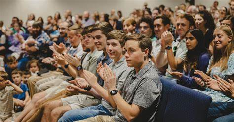 随着时间的推移,传统上女性普遍比男性更具宗教信仰的现象正在发生变化。Z世代青年在宗教归属感和信仰表现上的新趋势,正在重新塑造美国乃至全球的宗教格局与文化认同。深入探讨性别、政治与社会价值观的交织如何影响这一转变。
