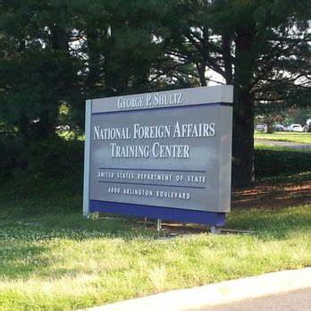 介绍国家外交事务培训中心外语培训的定位、课程体系、教学方法与成效,解析如何通过专业化语言训练提升外交人员语言能力与跨文化沟通力,并提供针对学员和管理者的实用建议与未来发展展望。
