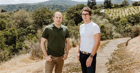 随着人工智能芯片需求爆发,软件成为解锁硬件潜力的关键。前苹果核心技术专家Chris Lattner创立的Modular公司,凭借创新的跨芯片软件平台和全新编程语言,正致力于打破GPU软件生态的封闭壁垒,推动AI计算行业迈入全新阶段。本文深入解读Modular的发展历程、技术优势以及未来对GPU产业的深远影响。
