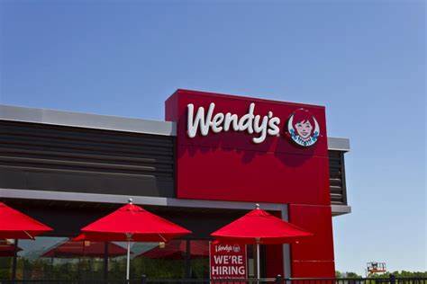 本文深入探讨知名财经评论员吉姆·克莱默对温迪汉堡(Wendy's)股票的看法,分析其为何被视为风险较高的投资选项,并结合当前市场环境为投资者提供理性参考。
