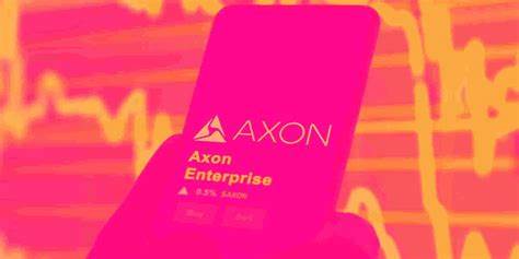 综述Axon Enterprise股价当日下挫的核心因素,解析公司收购Prepared的战略逻辑与潜在风险,评估财务影响与市场反应,并为长期与短期投资者提供可操作的观察点和决策参考
