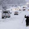 阿拉斯加安克雷奇迎来本季首场大雪,学校复课后交通事故频发,本文深入分析冬季交通安全措施及应对策略,为居民提供实用建议。

