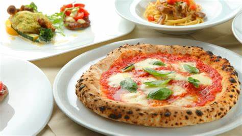 探寻新宿地区五家备受好评的披萨店,感受正宗意大利风味与创新料理的完美结合,为每一位披萨爱好者带来非凡的美食体验。无论是地道的那不勒斯风味,还是创意独特的甜品披萨,这些店铺都以高品质食材和精湛手艺征服了众多食客的心。
