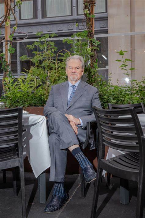 深入探讨股票投资领域先驱罗布·阿诺特的职业生涯及其创新理念,分析其如何通过基本面指数革新传统投资方法,并持续推出打破市场常规的新型投资产品,帮助投资者规避传统指数的缺陷,实现更优收益。
