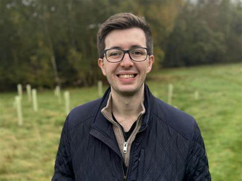 随着人工智能的发展,许多投资者对语言学习平台多邻国的价值产生了误判,重复了谷歌早期被低估的错误。这篇文章深入分析了多邻国的市场表现、AI技术的助力及投资者应如何看待这家创新公司的未来。
