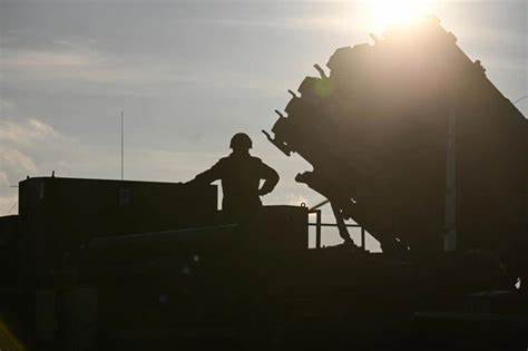 分析五角大楼提出更多导弹采购要求对洛克希德·马丁及其他防务股的影响,解读供需、预算、地缘政治与股市反应,提供风险识别与长期投资策略建议,帮助读者在复杂的国防产业与资本市场交叉点做出更明智判断。
