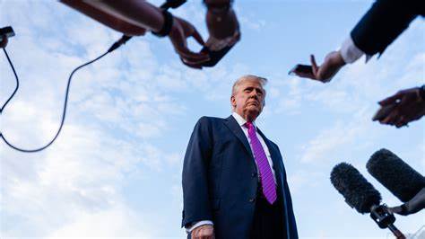 近日,佛罗里达联邦法官驳回了特朗普总统针对《纽约时报》及相关记者和出版商提出的诽谤诉讼,案件因起诉状内容不符合法庭要求被要求重新提交,引发法律界与媒体的广泛关注。本文深入解析事件背景、法庭裁决及其对媒体与言论自由的潜在影响。
