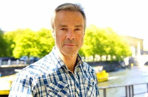 汉内斯·耶尼克作为德国知名演员与环保活动家,与ZDF合作超16年后宣布终止,该文深入探讨他的职业生涯、环保贡献以及未来可能发展方向,为读者呈现一个多维度的形象。
