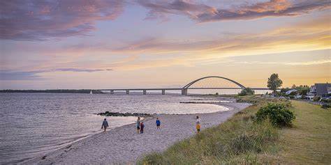 深入了解德国波罗的海沿岸费尔明岛独特的自然风光和丰富的活动体验,从海滩、自然保护区到水上运动和特色小镇,带您发现石勒苏益格-荷尔斯泰因迷人的度假胜地。
