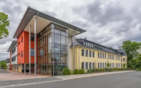 深入介绍巴茨霍费区的教育体系,特别关注其创新且高质量的中学教育。文章详细阐述了该区中学的结构、特色及优势,揭示了其面向未来的教学理念和丰富的个性化服务,为家长和学生提供有价值的参考。
