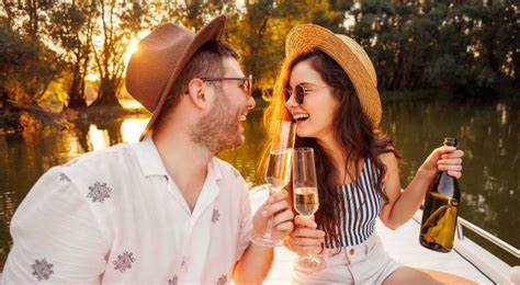 在美国,约有10%的成年人因预计将继承遗产而减少当前储蓄压力。然而,随着老龄化问题加剧,医疗和长期护理费用飙升,许多遗产可能因高昂支出而大幅缩水甚至消失。此外,缺乏有效遗嘱规划也增加了继承风险,揭示了依赖遗产作为财富保障的多重隐患。
