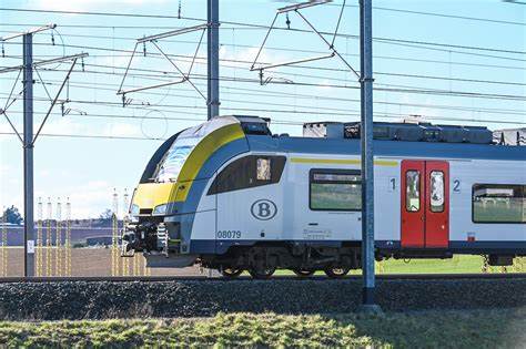 探索比利时国家铁路SNCB-NMBS提供的实时列车时刻服务,了解如何利用先进技术获取最新列车动态,实现精准出行规划,提升旅途体验。本文全面介绍实时列车时刻的重要性、查询方式及其对乘客的实际益处。
