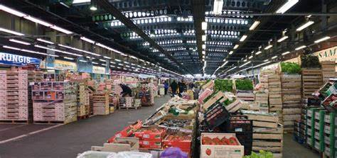 探索位于巴黎南郊的荣吉斯国际市场,这个位于奥利机场附近的欧洲最大生鲜食品批发市场不仅是巴黎和周边地区食材供应的心脏,更是一座熙熙攘攘、充满活力的"城市",见证了现代都市与传统食文化的碰撞与融合。本文深入揭示荣吉斯市场的日常运作、独特文化以及它如何影响巴黎人的饮食生活和城市生态。
