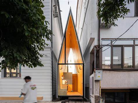 位于布加勒斯特心脏地带一块狭窄且被忽视的地块,被创新设计团队维克鲁巧妙改造成为一座别具一格的迷你咖啡馆。本文深入探讨这座建筑如何突破空间限制,融合自然元素,实现功能与美学的完美结合,以及其对城市微型空间开发的启示。
