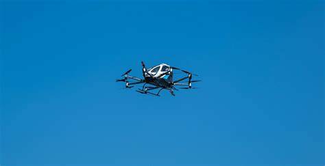 亿航控股通过坚持自主飞行技术和拓展国际合作,不断夯实其在城市空中出行领域的领先地位。公司聚焦自动驾驶eVTOL飞机的研发和市场布局,特别是在中国和东南亚地区的扩张策略,为其未来增长奠定坚实基础。本文深入分析亿航的经营策略、市场表现及未来前景,探讨其在智能飞行技术行业中的竞争优势。
