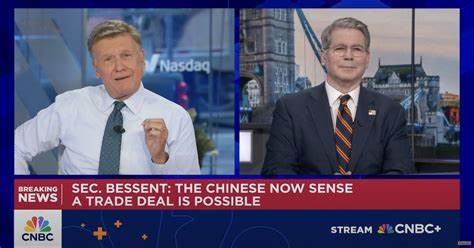 财政部长贝森特近期与特朗普政府内多个高层的激烈冲突引发广泛关注,他以幽默的方式回应媒体,强调财政部长之间自亚历山大·汉密尔顿起就有"决斗"的传统,这反映出政治与经济决策过程中无可避免的激烈争论和权力博弈。
