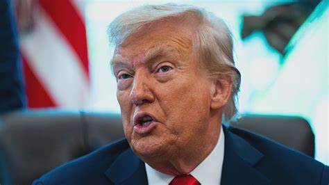 随着特朗普媒体(DJT)宣布建立价值64亿美元的加密货币资产储备,其股价迎来显著上涨,引发市场广泛关注。本文深入分析这一消息对公司未来发展的影响,以及加密货币在传统媒体行业中的新兴角色。
