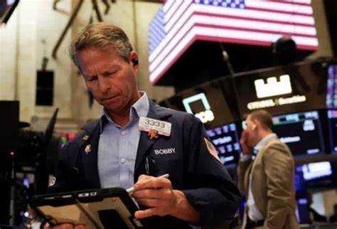 分析在美国政府可能停摆的背景下,股指期货的短期波动、即将公布的JOLTs职位空缺报告与多位美联储官员表态对市场流动性、利率预期与资产配置的潜在影响,为投资者与市场观察者提供可操作的视角与风险管理建议。
