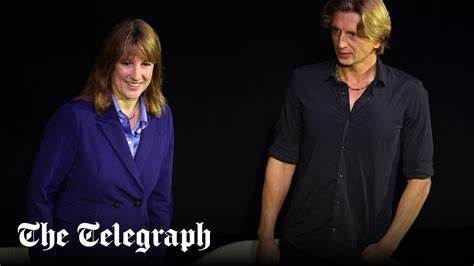 Revolut计划未来五年在英国投资30亿英镑,创造千个就业岗位,推动金融科技创新。公司创始人Nik Storonsky表达了对获得完整银行牌照的强烈愿望,期待将超过1100万英国客户纳入其英国银行体系,助力英国经济提升生产力和国际竞争力。
