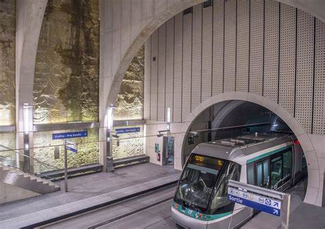 本文详细介绍了Viroflay Rive Droite车站的历史背景、交通功能以及其在大巴黎地区铁路网络中的重要作用,帮助读者了解这一关键交通节点如何支持区域发展和便捷出行。
