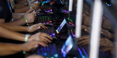 围绕Electronic Arts股票在杠杆收购完成日前显示出接近4%回报展开全面解读,涵盖交易结构、市场定价原因、潜在风险、套利策略、税务与合规要点,以及对公司长期战略与行业影响的深度分析,帮助投资者在收购期里做出更理性的决策
