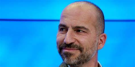 随着无人驾驶技术的发展,优步CEO达拉·科斯罗萨西提出了一种创新的财务管理思路,借鉴房地产行业的模式来解决无人驾驶车队的拥有权和运营成本难题。未来无人驾驶车辆的财务架构将如何演变,将深刻影响出行行业和社会结构。本文深入解读了优步自动驾驶战略背后的财务思维及其潜在影响。
