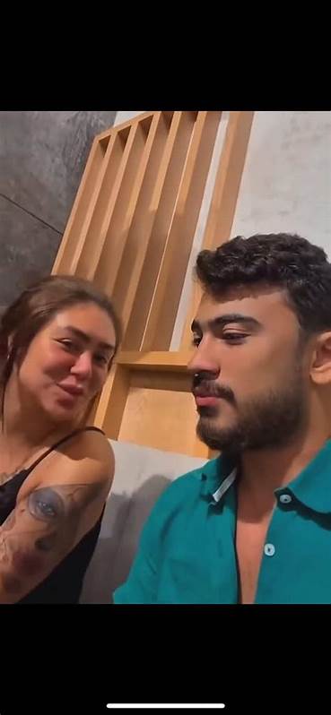 深入了解Spotify平台上的高清视频剪辑如何改变音乐体验,并探讨新兴艺术家通过视频内容提升影响力的多样化方式。
