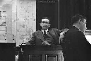 探索加州历史上一桩罕见的谋杀案 -  - '蛇杀案',这起案件不仅展现了黑暗犯罪的离奇情节,更揭示了加州死刑制度的变迁轨迹。通过回顾这起震惊一时的审判,我们深入了解了加州最后一次绞刑执行背后的故事,以及该州如何从绞刑逐步转向更加'人道'的执行方式。
