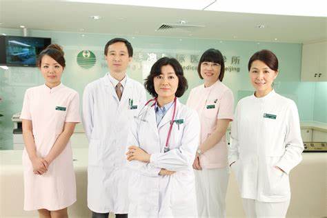 探讨香港一位拥有35年临床经验的医生为何始终保持医学生的心态,分析医学专业发展的终身学习理念及其对行业的深远影响。
