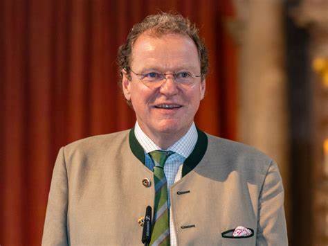 深入了解约翰·施特劳斯的经典作品《蓝色多瑙河》的歌词演变,揭示这首华彩乐章与奥地利历史、文化和政治的紧密联系,感受音乐背后的深刻意义。
